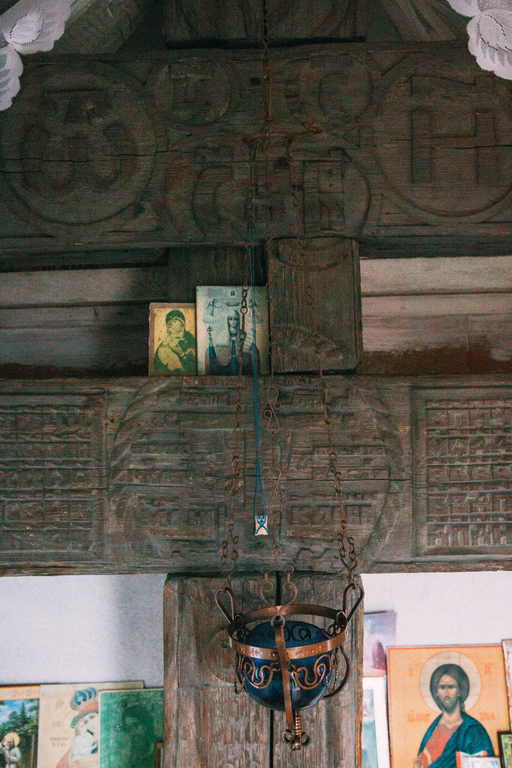 Поклонный крест и часовня-пенал в деревне Татчелица