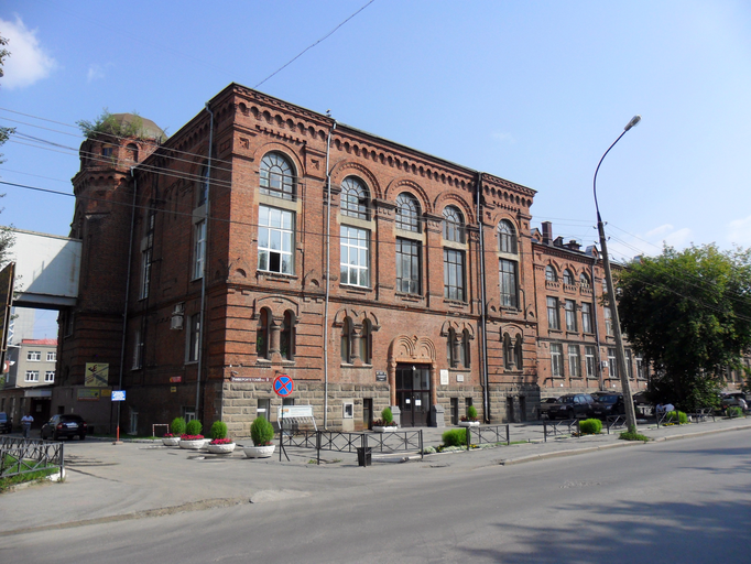 Здание епархиального училища