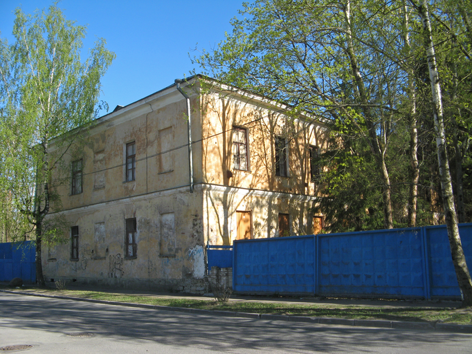 Западный флигель (Ломоносов)