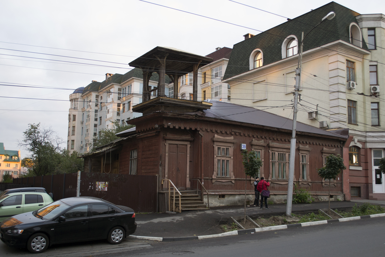 Деревянный дом с башней