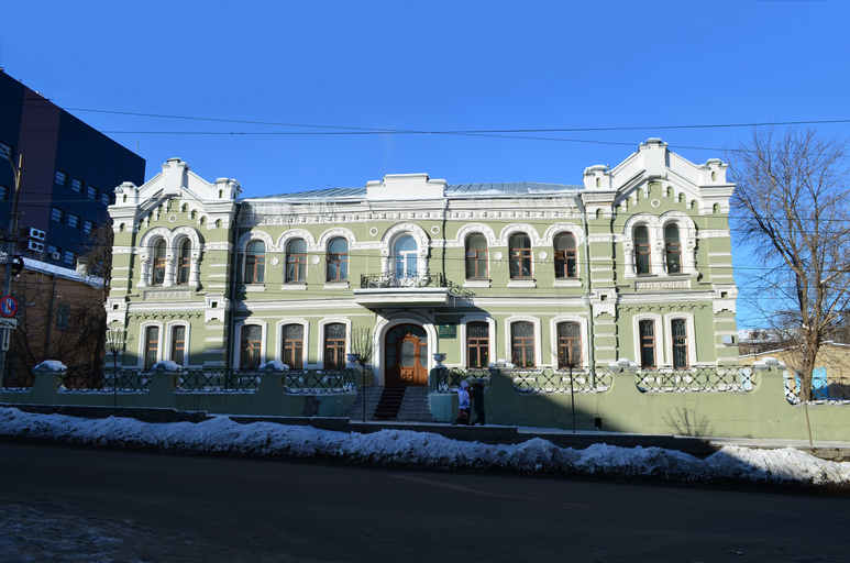 Улица Свободы 32, Богадельня Титовых