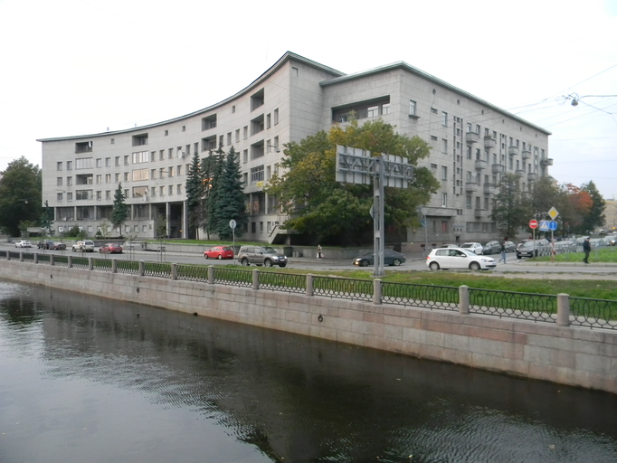 Первый жилой дом Ленсовета на Карповке